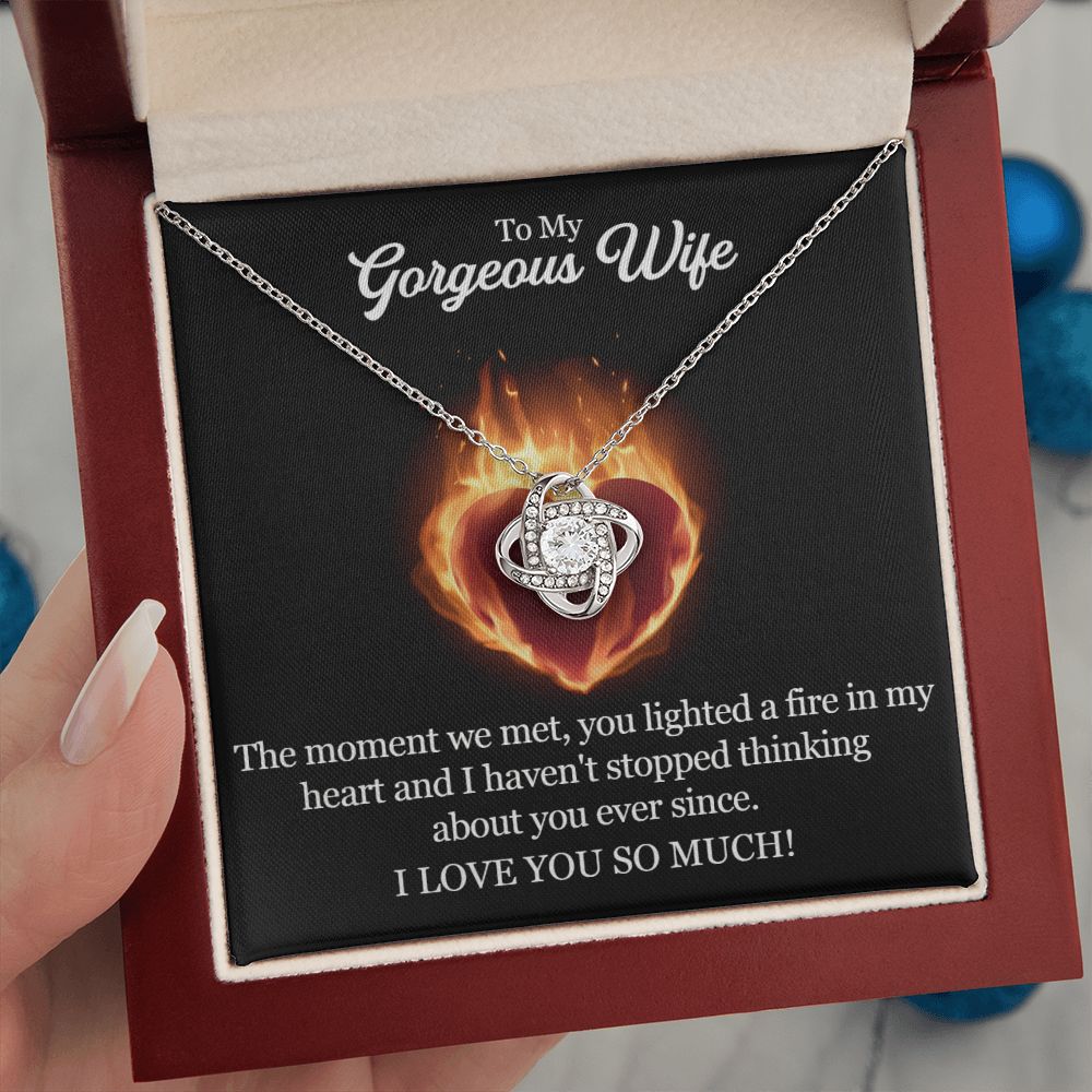 A gift box with The Moment We Met Love Knot Necklace - To Wife from Husband by ShineOn Fulfillment that says, i love you so much.
