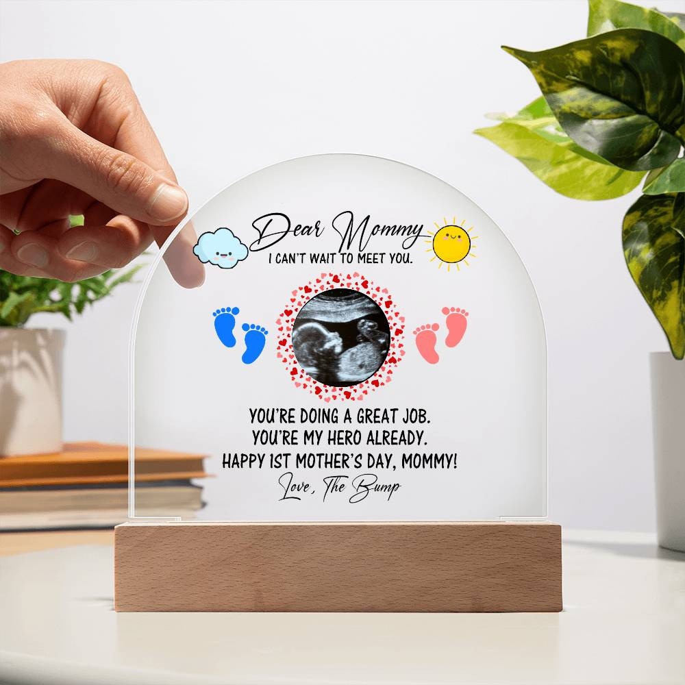 A first-time mom is holding a Personalized Acrylic Plaque For Expecting New Mom - Dear Mommy, I can't wait to meet you from Golden Value SG with a photo of her baby.